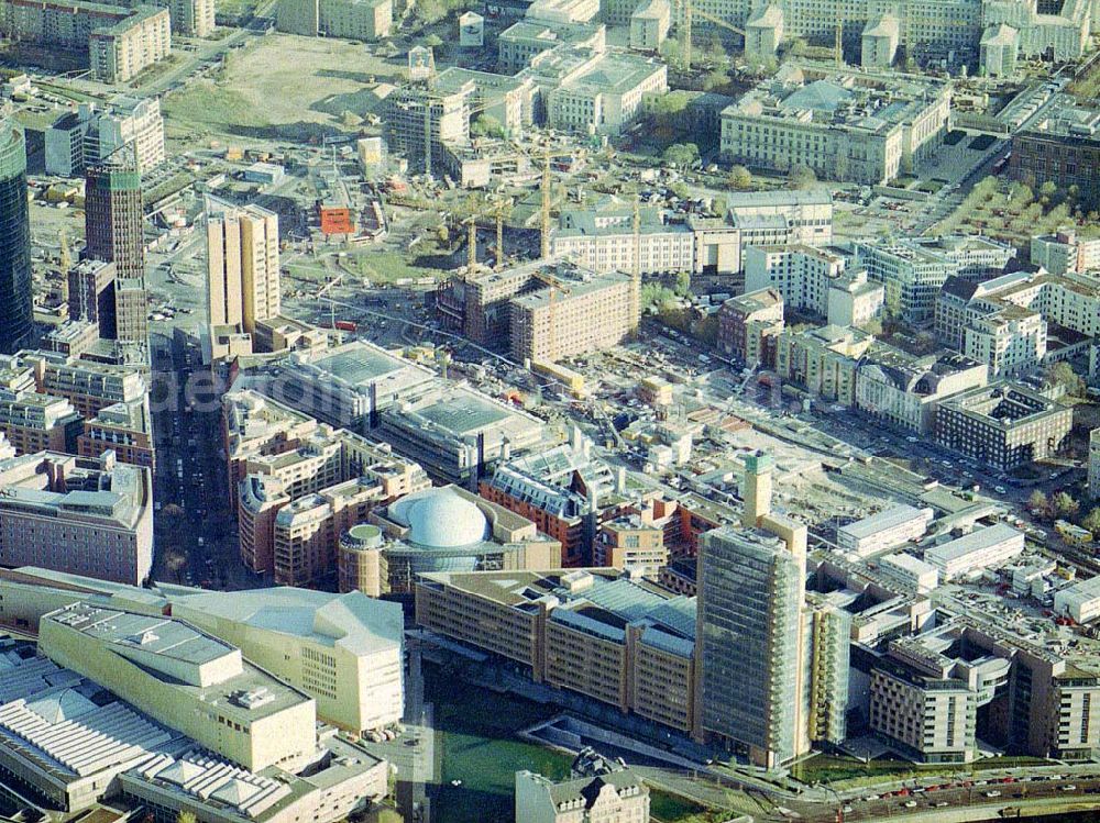 Berlin - Tiergarten from above - Fast fertiges Emsemble der Bauten am Potsdamer Platz in Berlin - Tiergarten.