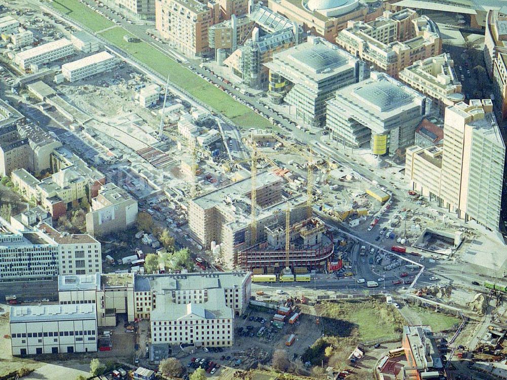 Berlin - Tiergarten from above - Fast fertiges Emsemble der Bauten am Potsdamer Platz in Berlin - Tiergarten.