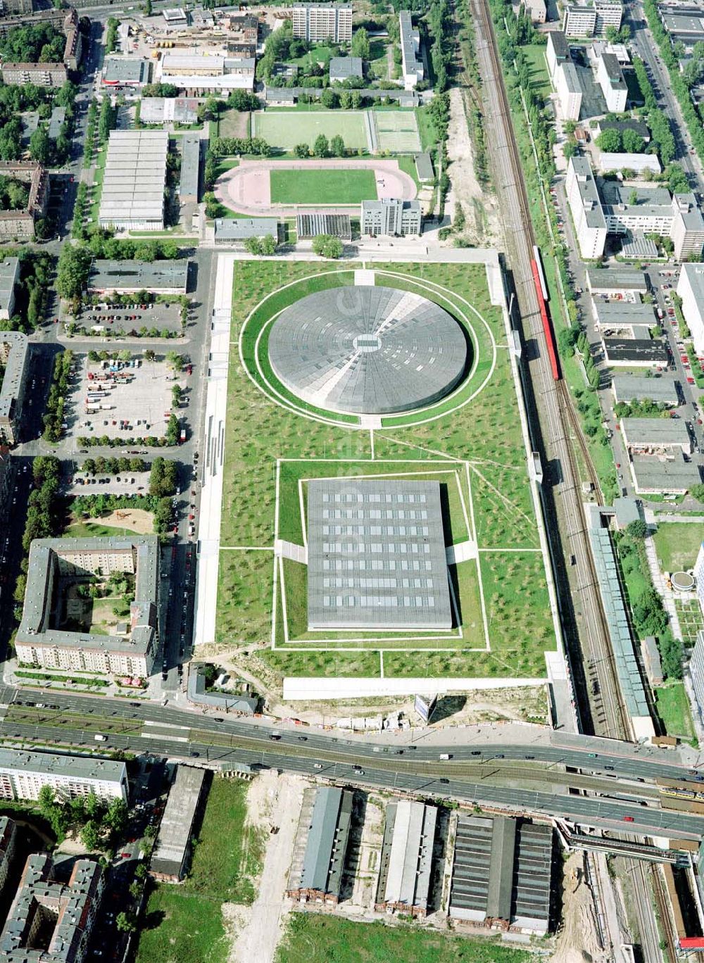 Aerial image Berlin - Friedrichshain - Fast fertiges Gelände des Velodroms Berlin der OSB-Sportstättenbau GmbH an der Landsberger Allee in Berlin.