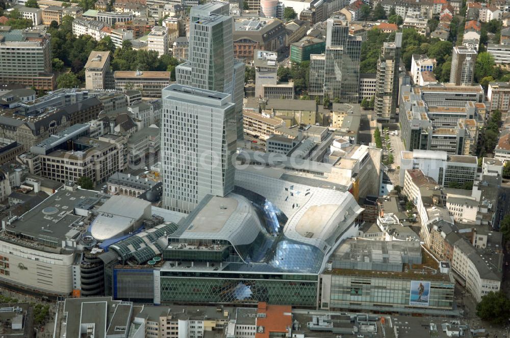 Frankfurt am Main from above - Fast fertiges Groß-Bauprojekt PalaisQuartier. Das Bauprojekt war zunächst als „Zeil-Projekt“ bekannt, danach lange Zeit als „Frankfurt Hoch Vier“ bevor mit „Palais Quartier“ der endgültige Name präsentiert wurde. Auf einer Grundstücksfläche von 17.400 qm enstehen zwei Hochhäuser ein Einkaufszentrum und ein Hotel, das nach historischem Vorbild wiedererrichtete Thurn und Taxis Palais (Schloss). Das als „Post-Areal“ bekannte Grundstück war im Februar 2002 von der Deutschen Telekom für 230 Millionen Euro an den niederländischen Investor MAB verkauft worden. Im gleichen Jahr ging das Architekturbüro KSP Engel und Zimmermann Architekten als Sieger aus dem städtebaulichen Wettbewerb für das Bauvorhaben hervor. ARGE PalaisQuartier: Dreßler Bau GmbH, Müllerstraße 26, 63741 Aschaffenburg, Tel. 06021 403 0, Fax 06021 403 216, E-Mail: ab-hv@dressler-bau.de; BAM Deutschland AG, Mönchhaldenstraße 26, 70191 Stuttgart, Tel. 0711 250 07 0, Fax 0711 250 07 150, E-Mail: Info@bam-deutschland.de; Ed. Züblin AG Albstadtweg 3, 70567 Stuttgart, Tel. 0711 7883 0, Fax 0711 7883 390, E-Mail: info@zueblin.de