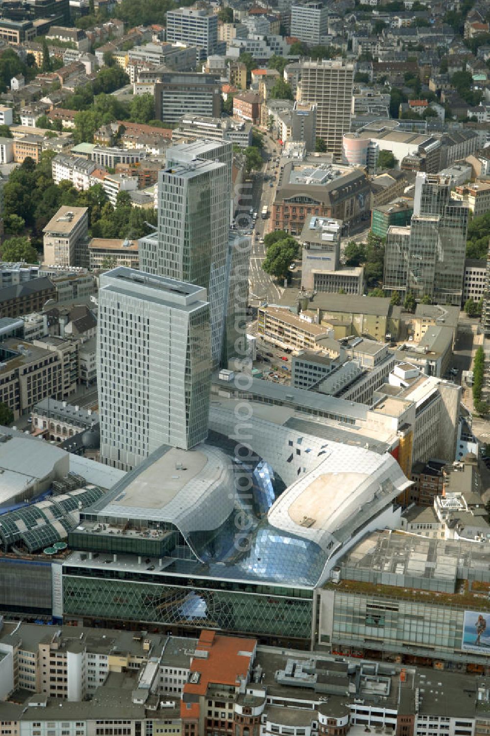 Frankfurt am Main from the bird's eye view: Fast fertiges Groß-Bauprojekt PalaisQuartier. Das Bauprojekt war zunächst als „Zeil-Projekt“ bekannt, danach lange Zeit als „Frankfurt Hoch Vier“ bevor mit „Palais Quartier“ der endgültige Name präsentiert wurde. Auf einer Grundstücksfläche von 17.400 qm enstehen zwei Hochhäuser ein Einkaufszentrum und ein Hotel, das nach historischem Vorbild wiedererrichtete Thurn und Taxis Palais (Schloss). Das als „Post-Areal“ bekannte Grundstück war im Februar 2002 von der Deutschen Telekom für 230 Millionen Euro an den niederländischen Investor MAB verkauft worden. Im gleichen Jahr ging das Architekturbüro KSP Engel und Zimmermann Architekten als Sieger aus dem städtebaulichen Wettbewerb für das Bauvorhaben hervor. ARGE PalaisQuartier: Dreßler Bau GmbH, Müllerstraße 26, 63741 Aschaffenburg, Tel. 06021 403 0, Fax 06021 403 216, E-Mail: ab-hv@dressler-bau.de; BAM Deutschland AG, Mönchhaldenstraße 26, 70191 Stuttgart, Tel. 0711 250 07 0, Fax 0711 250 07 150, E-Mail: Info@bam-deutschland.de; Ed. Züblin AG Albstadtweg 3, 70567 Stuttgart, Tel. 0711 7883 0, Fax 0711 7883 390, E-Mail: info@zueblin.de