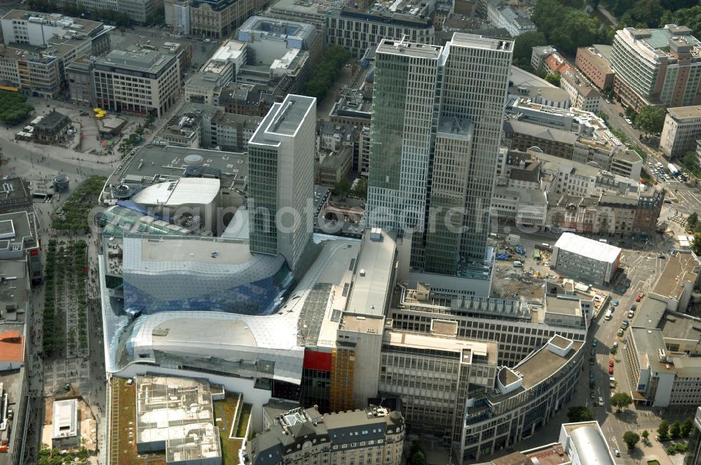 Aerial image Frankfurt am Main - Fast fertiges Groß-Bauprojekt PalaisQuartier. Das Bauprojekt war zunächst als „Zeil-Projekt“ bekannt, danach lange Zeit als „Frankfurt Hoch Vier“ bevor mit „Palais Quartier“ der endgültige Name präsentiert wurde. Auf einer Grundstücksfläche von 17.400 qm enstehen zwei Hochhäuser ein Einkaufszentrum und ein Hotel, das nach historischem Vorbild wiedererrichtete Thurn und Taxis Palais (Schloss). Das als „Post-Areal“ bekannte Grundstück war im Februar 2002 von der Deutschen Telekom für 230 Millionen Euro an den niederländischen Investor MAB verkauft worden. Im gleichen Jahr ging das Architekturbüro KSP Engel und Zimmermann Architekten als Sieger aus dem städtebaulichen Wettbewerb für das Bauvorhaben hervor. ARGE PalaisQuartier: Dreßler Bau GmbH, Müllerstraße 26, 63741 Aschaffenburg, Tel. 06021 403 0, Fax 06021 403 216, E-Mail: ab-hv@dressler-bau.de; BAM Deutschland AG, Mönchhaldenstraße 26, 70191 Stuttgart, Tel. 0711 250 07 0, Fax 0711 250 07 150, E-Mail: Info@bam-deutschland.de; Ed. Züblin AG Albstadtweg 3, 70567 Stuttgart, Tel. 0711 7883 0, Fax 0711 7883 390, E-Mail: info@zueblin.de