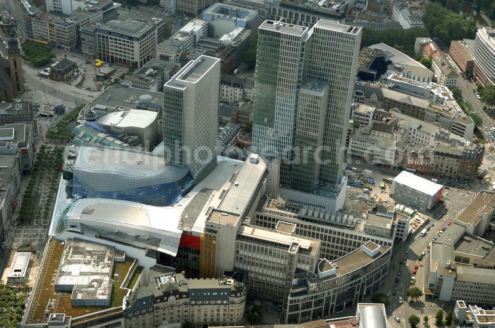 Aerial photograph Frankfurt am Main - Fast fertiges Groß-Bauprojekt PalaisQuartier. Das Bauprojekt war zunächst als „Zeil-Projekt“ bekannt, danach lange Zeit als „Frankfurt Hoch Vier“ bevor mit „Palais Quartier“ der endgültige Name präsentiert wurde. Auf einer Grundstücksfläche von 17.400 qm enstehen zwei Hochhäuser ein Einkaufszentrum und ein Hotel, das nach historischem Vorbild wiedererrichtete Thurn und Taxis Palais (Schloss). Das als „Post-Areal“ bekannte Grundstück war im Februar 2002 von der Deutschen Telekom für 230 Millionen Euro an den niederländischen Investor MAB verkauft worden. Im gleichen Jahr ging das Architekturbüro KSP Engel und Zimmermann Architekten als Sieger aus dem städtebaulichen Wettbewerb für das Bauvorhaben hervor. ARGE PalaisQuartier: Dreßler Bau GmbH, Müllerstraße 26, 63741 Aschaffenburg, Tel. 06021 403 0, Fax 06021 403 216, E-Mail: ab-hv@dressler-bau.de; BAM Deutschland AG, Mönchhaldenstraße 26, 70191 Stuttgart, Tel. 0711 250 07 0, Fax 0711 250 07 150, E-Mail: Info@bam-deutschland.de; Ed. Züblin AG Albstadtweg 3, 70567 Stuttgart, Tel. 0711 7883 0, Fax 0711 7883 390, E-Mail: info@zueblin.de