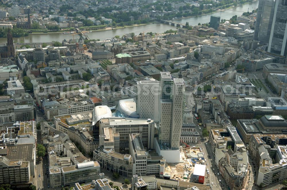 Frankfurt am Main from above - Fast fertiges Groß-Bauprojekt PalaisQuartier. Das Bauprojekt war zunächst als „Zeil-Projekt“ bekannt, danach lange Zeit als „Frankfurt Hoch Vier“ bevor mit „Palais Quartier“ der endgültige Name präsentiert wurde. Auf einer Grundstücksfläche von 17.400 qm enstehen zwei Hochhäuser ein Einkaufszentrum und ein Hotel, das nach historischem Vorbild wiedererrichtete Thurn und Taxis Palais (Schloss). Das als „Post-Areal“ bekannte Grundstück war im Februar 2002 von der Deutschen Telekom für 230 Millionen Euro an den niederländischen Investor MAB verkauft worden. Im gleichen Jahr ging das Architekturbüro KSP Engel und Zimmermann Architekten als Sieger aus dem städtebaulichen Wettbewerb für das Bauvorhaben hervor. ARGE PalaisQuartier: Dreßler Bau GmbH, Müllerstraße 26, 63741 Aschaffenburg, Tel. 06021 403 0, Fax 06021 403 216, E-Mail: ab-hv@dressler-bau.de; BAM Deutschland AG, Mönchhaldenstraße 26, 70191 Stuttgart, Tel. 0711 250 07 0, Fax 0711 250 07 150, E-Mail: Info@bam-deutschland.de; Ed. Züblin AG Albstadtweg 3, 70567 Stuttgart, Tel. 0711 7883 0, Fax 0711 7883 390, E-Mail: info@zueblin.de