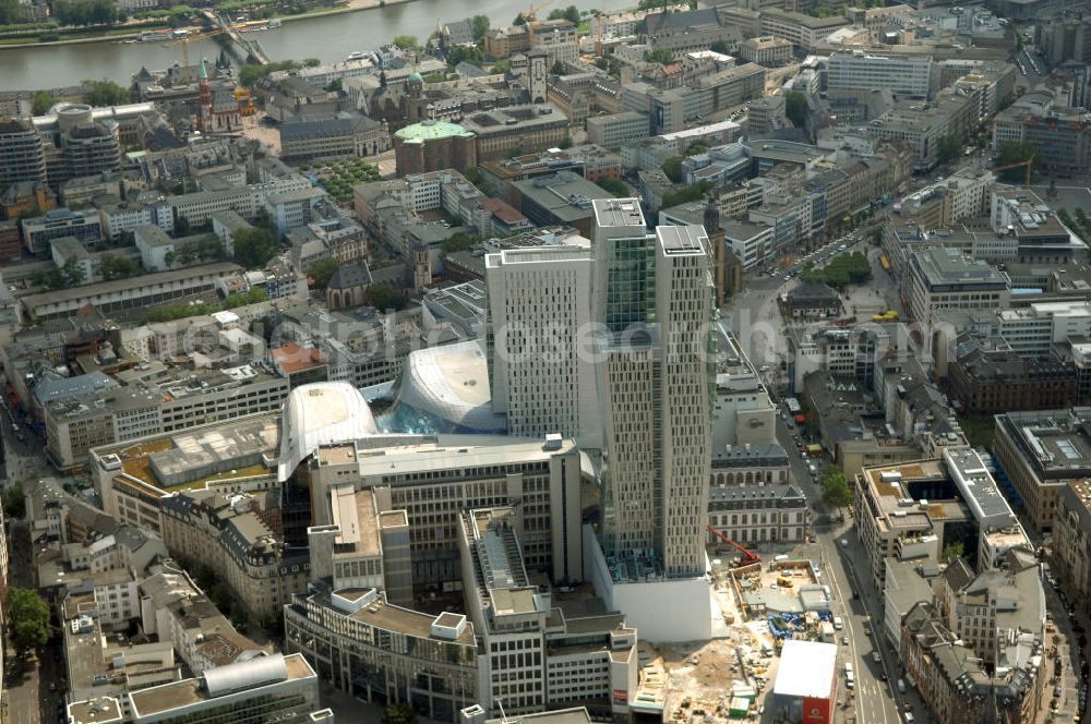 Frankfurt am Main from the bird's eye view: Fast fertiges Groß-Bauprojekt PalaisQuartier. Das Bauprojekt war zunächst als „Zeil-Projekt“ bekannt, danach lange Zeit als „Frankfurt Hoch Vier“ bevor mit „Palais Quartier“ der endgültige Name präsentiert wurde. Auf einer Grundstücksfläche von 17.400 qm enstehen zwei Hochhäuser ein Einkaufszentrum und ein Hotel, das nach historischem Vorbild wiedererrichtete Thurn und Taxis Palais (Schloss). Das als „Post-Areal“ bekannte Grundstück war im Februar 2002 von der Deutschen Telekom für 230 Millionen Euro an den niederländischen Investor MAB verkauft worden. Im gleichen Jahr ging das Architekturbüro KSP Engel und Zimmermann Architekten als Sieger aus dem städtebaulichen Wettbewerb für das Bauvorhaben hervor. ARGE PalaisQuartier: Dreßler Bau GmbH, Müllerstraße 26, 63741 Aschaffenburg, Tel. 06021 403 0, Fax 06021 403 216, E-Mail: ab-hv@dressler-bau.de; BAM Deutschland AG, Mönchhaldenstraße 26, 70191 Stuttgart, Tel. 0711 250 07 0, Fax 0711 250 07 150, E-Mail: Info@bam-deutschland.de; Ed. Züblin AG Albstadtweg 3, 70567 Stuttgart, Tel. 0711 7883 0, Fax 0711 7883 390, E-Mail: info@zueblin.de