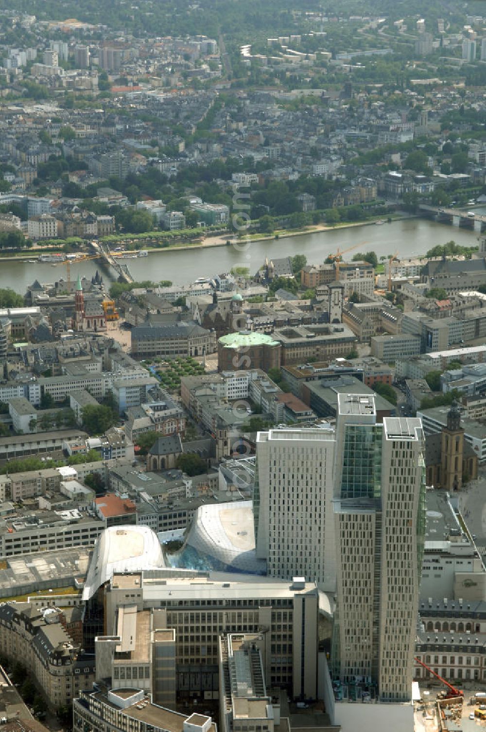 Aerial image Frankfurt am Main - Fast fertiges Groß-Bauprojekt PalaisQuartier. Das Bauprojekt war zunächst als „Zeil-Projekt“ bekannt, danach lange Zeit als „Frankfurt Hoch Vier“ bevor mit „Palais Quartier“ der endgültige Name präsentiert wurde. Auf einer Grundstücksfläche von 17.400 qm enstehen zwei Hochhäuser ein Einkaufszentrum und ein Hotel, das nach historischem Vorbild wiedererrichtete Thurn und Taxis Palais (Schloss). Das als „Post-Areal“ bekannte Grundstück war im Februar 2002 von der Deutschen Telekom für 230 Millionen Euro an den niederländischen Investor MAB verkauft worden. Im gleichen Jahr ging das Architekturbüro KSP Engel und Zimmermann Architekten als Sieger aus dem städtebaulichen Wettbewerb für das Bauvorhaben hervor. ARGE PalaisQuartier: Dreßler Bau GmbH, Müllerstraße 26, 63741 Aschaffenburg, Tel. 06021 403 0, Fax 06021 403 216, E-Mail: ab-hv@dressler-bau.de; BAM Deutschland AG, Mönchhaldenstraße 26, 70191 Stuttgart, Tel. 0711 250 07 0, Fax 0711 250 07 150, E-Mail: Info@bam-deutschland.de; Ed. Züblin AG Albstadtweg 3, 70567 Stuttgart, Tel. 0711 7883 0, Fax 0711 7883 390, E-Mail: info@zueblin.de