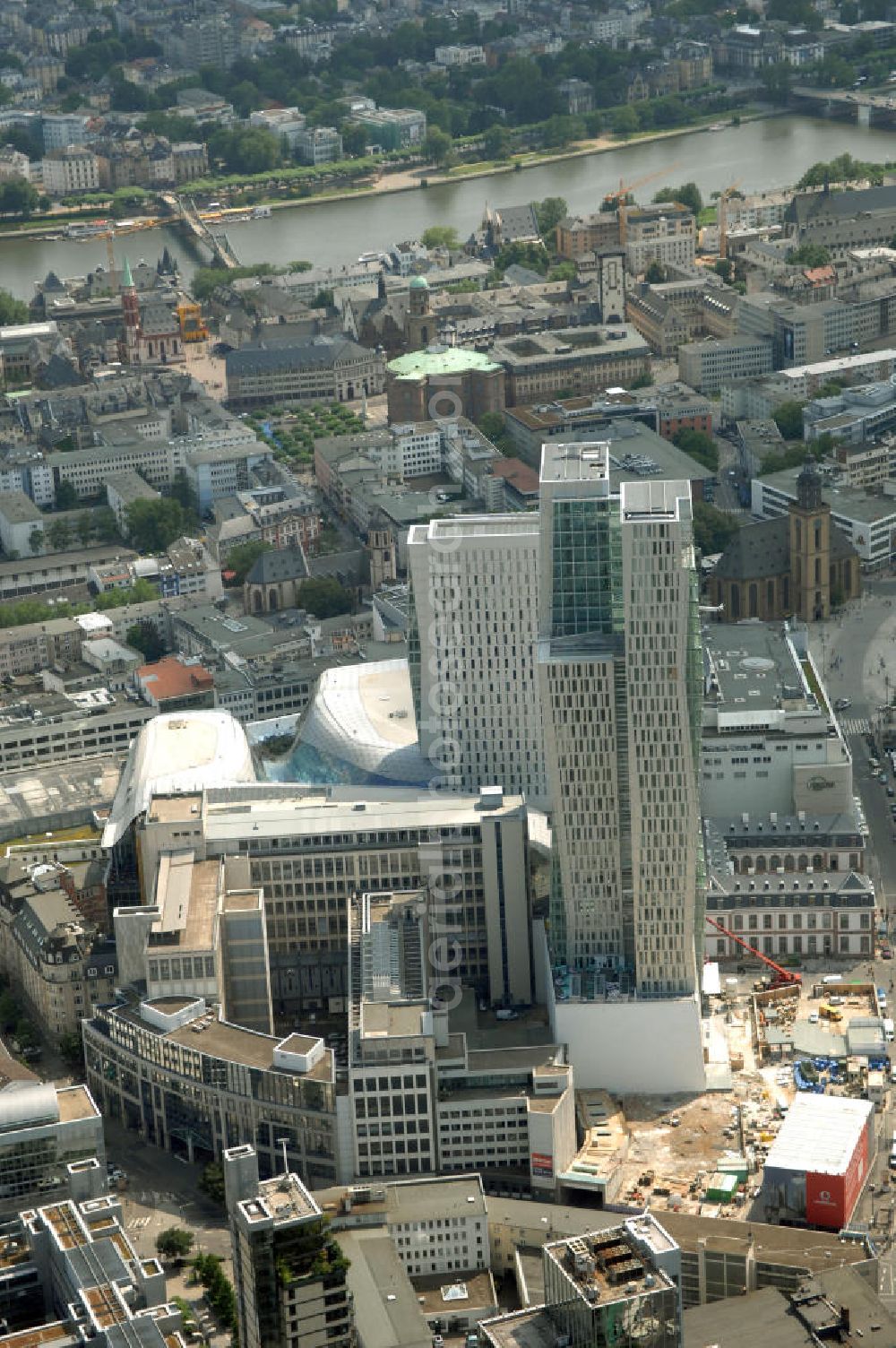 Aerial photograph Frankfurt am Main - Fast fertiges Groß-Bauprojekt PalaisQuartier. Das Bauprojekt war zunächst als „Zeil-Projekt“ bekannt, danach lange Zeit als „Frankfurt Hoch Vier“ bevor mit „Palais Quartier“ der endgültige Name präsentiert wurde. Auf einer Grundstücksfläche von 17.400 qm enstehen zwei Hochhäuser ein Einkaufszentrum und ein Hotel, das nach historischem Vorbild wiedererrichtete Thurn und Taxis Palais (Schloss). Das als „Post-Areal“ bekannte Grundstück war im Februar 2002 von der Deutschen Telekom für 230 Millionen Euro an den niederländischen Investor MAB verkauft worden. Im gleichen Jahr ging das Architekturbüro KSP Engel und Zimmermann Architekten als Sieger aus dem städtebaulichen Wettbewerb für das Bauvorhaben hervor. ARGE PalaisQuartier: Dreßler Bau GmbH, Müllerstraße 26, 63741 Aschaffenburg, Tel. 06021 403 0, Fax 06021 403 216, E-Mail: ab-hv@dressler-bau.de; BAM Deutschland AG, Mönchhaldenstraße 26, 70191 Stuttgart, Tel. 0711 250 07 0, Fax 0711 250 07 150, E-Mail: Info@bam-deutschland.de; Ed. Züblin AG Albstadtweg 3, 70567 Stuttgart, Tel. 0711 7883 0, Fax 0711 7883 390, E-Mail: info@zueblin.de