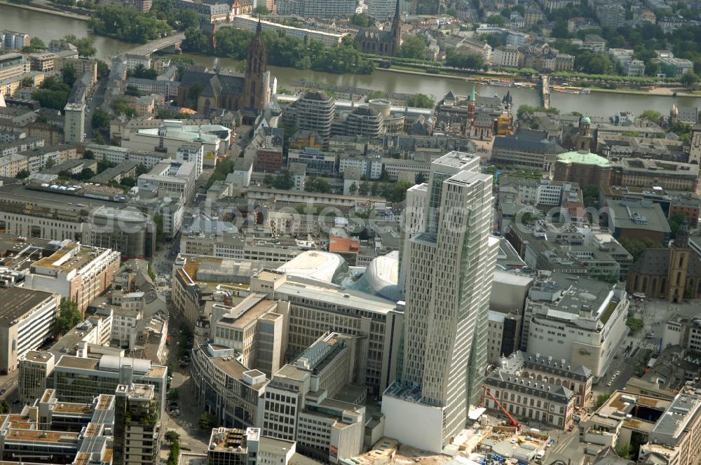 Frankfurt am Main from above - Fast fertiges Groß-Bauprojekt PalaisQuartier. Das Bauprojekt war zunächst als „Zeil-Projekt“ bekannt, danach lange Zeit als „Frankfurt Hoch Vier“ bevor mit „Palais Quartier“ der endgültige Name präsentiert wurde. Auf einer Grundstücksfläche von 17.400 qm enstehen zwei Hochhäuser ein Einkaufszentrum und ein Hotel, das nach historischem Vorbild wiedererrichtete Thurn und Taxis Palais (Schloss). Das als „Post-Areal“ bekannte Grundstück war im Februar 2002 von der Deutschen Telekom für 230 Millionen Euro an den niederländischen Investor MAB verkauft worden. Im gleichen Jahr ging das Architekturbüro KSP Engel und Zimmermann Architekten als Sieger aus dem städtebaulichen Wettbewerb für das Bauvorhaben hervor. ARGE PalaisQuartier: Dreßler Bau GmbH, Müllerstraße 26, 63741 Aschaffenburg, Tel. 06021 403 0, Fax 06021 403 216, E-Mail: ab-hv@dressler-bau.de; BAM Deutschland AG, Mönchhaldenstraße 26, 70191 Stuttgart, Tel. 0711 250 07 0, Fax 0711 250 07 150, E-Mail: Info@bam-deutschland.de; Ed. Züblin AG Albstadtweg 3, 70567 Stuttgart, Tel. 0711 7883 0, Fax 0711 7883 390, E-Mail: info@zueblin.de