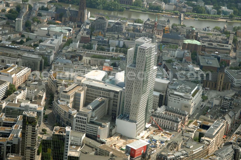 Frankfurt am Main from the bird's eye view: Fast fertiges Groß-Bauprojekt PalaisQuartier. Das Bauprojekt war zunächst als „Zeil-Projekt“ bekannt, danach lange Zeit als „Frankfurt Hoch Vier“ bevor mit „Palais Quartier“ der endgültige Name präsentiert wurde. Auf einer Grundstücksfläche von 17.400 qm enstehen zwei Hochhäuser ein Einkaufszentrum und ein Hotel, das nach historischem Vorbild wiedererrichtete Thurn und Taxis Palais (Schloss). Das als „Post-Areal“ bekannte Grundstück war im Februar 2002 von der Deutschen Telekom für 230 Millionen Euro an den niederländischen Investor MAB verkauft worden. Im gleichen Jahr ging das Architekturbüro KSP Engel und Zimmermann Architekten als Sieger aus dem städtebaulichen Wettbewerb für das Bauvorhaben hervor. ARGE PalaisQuartier: Dreßler Bau GmbH, Müllerstraße 26, 63741 Aschaffenburg, Tel. 06021 403 0, Fax 06021 403 216, E-Mail: ab-hv@dressler-bau.de; BAM Deutschland AG, Mönchhaldenstraße 26, 70191 Stuttgart, Tel. 0711 250 07 0, Fax 0711 250 07 150, E-Mail: Info@bam-deutschland.de; Ed. Züblin AG Albstadtweg 3, 70567 Stuttgart, Tel. 0711 7883 0, Fax 0711 7883 390, E-Mail: info@zueblin.de