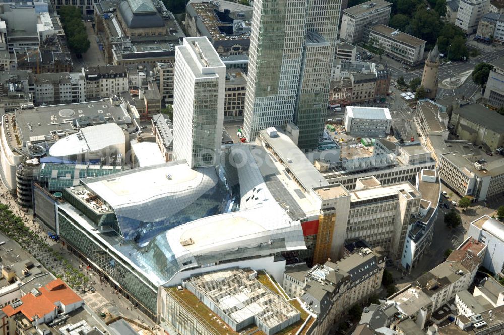 Aerial image Frankfurt am Main - Fast fertiges Groß-Bauprojekt PalaisQuartier. Das Bauprojekt war zunächst als „Zeil-Projekt“ bekannt, danach lange Zeit als „Frankfurt Hoch Vier“ bevor mit „Palais Quartier“ der endgültige Name präsentiert wurde. Auf einer Grundstücksfläche von 17.400 qm enstehen zwei Hochhäuser ein Einkaufszentrum und ein Hotel, das nach historischem Vorbild wiedererrichtete Thurn und Taxis Palais (Schloss). Das als „Post-Areal“ bekannte Grundstück war im Februar 2002 von der Deutschen Telekom für 230 Millionen Euro an den niederländischen Investor MAB verkauft worden. Im gleichen Jahr ging das Architekturbüro KSP Engel und Zimmermann Architekten als Sieger aus dem städtebaulichen Wettbewerb für das Bauvorhaben hervor. ARGE PalaisQuartier: Dreßler Bau GmbH, Müllerstraße 26, 63741 Aschaffenburg, Tel. 06021 403 0, Fax 06021 403 216, E-Mail: ab-hv@dressler-bau.de; BAM Deutschland AG, Mönchhaldenstraße 26, 70191 Stuttgart, Tel. 0711 250 07 0, Fax 0711 250 07 150, E-Mail: Info@bam-deutschland.de; Ed. Züblin AG Albstadtweg 3, 70567 Stuttgart, Tel. 0711 7883 0, Fax 0711 7883 390, E-Mail: info@zueblin.de