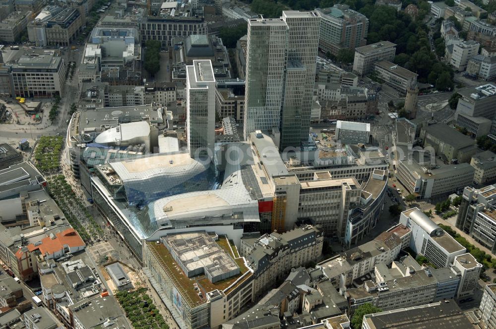 Aerial photograph Frankfurt am Main - Fast fertiges Groß-Bauprojekt PalaisQuartier. Das Bauprojekt war zunächst als „Zeil-Projekt“ bekannt, danach lange Zeit als „Frankfurt Hoch Vier“ bevor mit „Palais Quartier“ der endgültige Name präsentiert wurde. Auf einer Grundstücksfläche von 17.400 qm enstehen zwei Hochhäuser ein Einkaufszentrum und ein Hotel, das nach historischem Vorbild wiedererrichtete Thurn und Taxis Palais (Schloss). Das als „Post-Areal“ bekannte Grundstück war im Februar 2002 von der Deutschen Telekom für 230 Millionen Euro an den niederländischen Investor MAB verkauft worden. Im gleichen Jahr ging das Architekturbüro KSP Engel und Zimmermann Architekten als Sieger aus dem städtebaulichen Wettbewerb für das Bauvorhaben hervor. ARGE PalaisQuartier: Dreßler Bau GmbH, Müllerstraße 26, 63741 Aschaffenburg, Tel. 06021 403 0, Fax 06021 403 216, E-Mail: ab-hv@dressler-bau.de; BAM Deutschland AG, Mönchhaldenstraße 26, 70191 Stuttgart, Tel. 0711 250 07 0, Fax 0711 250 07 150, E-Mail: Info@bam-deutschland.de; Ed. Züblin AG Albstadtweg 3, 70567 Stuttgart, Tel. 0711 7883 0, Fax 0711 7883 390, E-Mail: info@zueblin.de