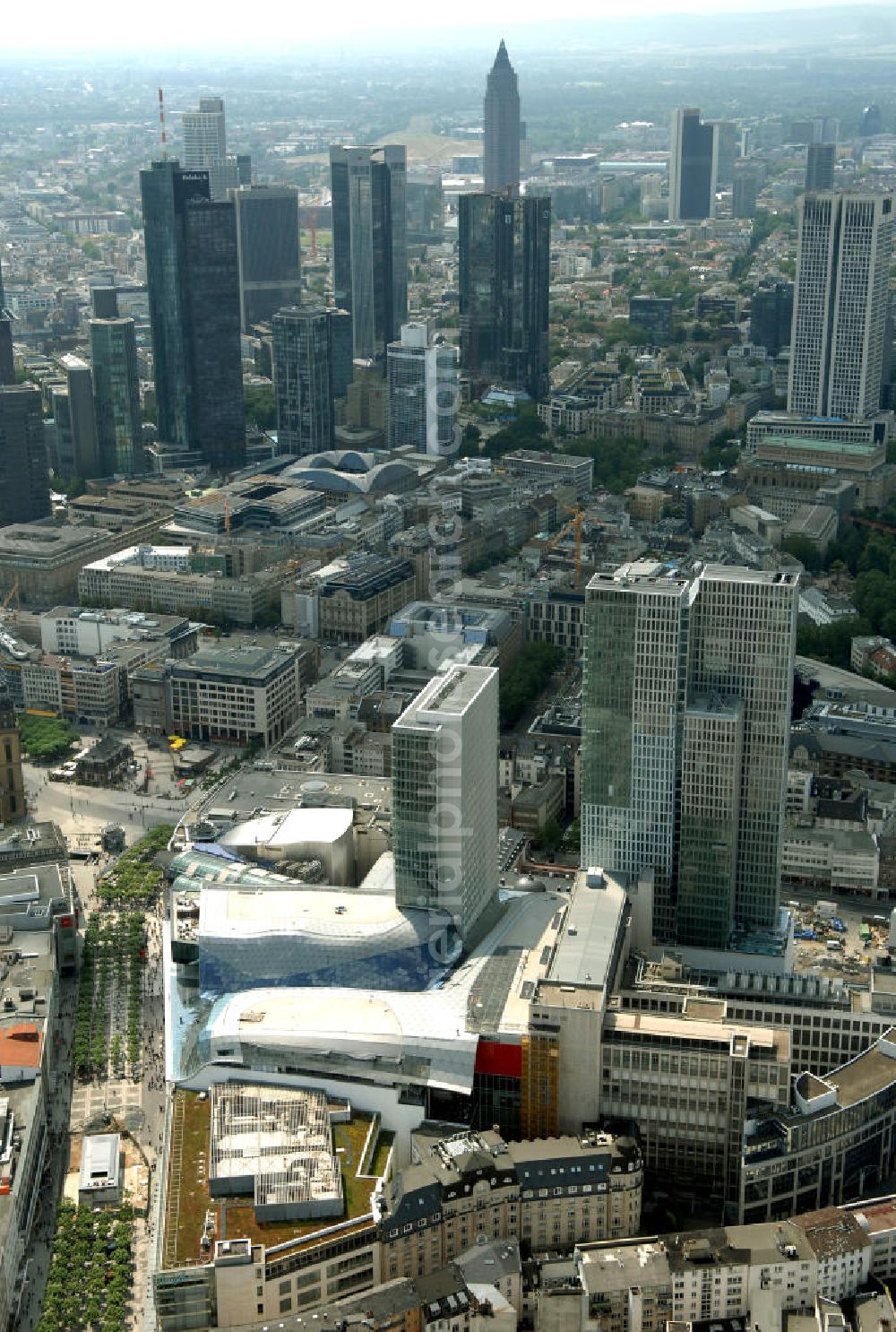 Frankfurt am Main from the bird's eye view: Fast fertiges Groß-Bauprojekt PalaisQuartier. Das Bauprojekt war zunächst als „Zeil-Projekt“ bekannt, danach lange Zeit als „Frankfurt Hoch Vier“ bevor mit „Palais Quartier“ der endgültige Name präsentiert wurde. Auf einer Grundstücksfläche von 17.400 qm enstehen zwei Hochhäuser ein Einkaufszentrum und ein Hotel, das nach historischem Vorbild wiedererrichtete Thurn und Taxis Palais (Schloss). Das als „Post-Areal“ bekannte Grundstück war im Februar 2002 von der Deutschen Telekom für 230 Millionen Euro an den niederländischen Investor MAB verkauft worden. Im gleichen Jahr ging das Architekturbüro KSP Engel und Zimmermann Architekten als Sieger aus dem städtebaulichen Wettbewerb für das Bauvorhaben hervor. ARGE PalaisQuartier: Dreßler Bau GmbH, Müllerstraße 26, 63741 Aschaffenburg, Tel. 06021 403 0, Fax 06021 403 216, E-Mail: ab-hv@dressler-bau.de; BAM Deutschland AG, Mönchhaldenstraße 26, 70191 Stuttgart, Tel. 0711 250 07 0, Fax 0711 250 07 150, E-Mail: Info@bam-deutschland.de; Ed. Züblin AG Albstadtweg 3, 70567 Stuttgart, Tel. 0711 7883 0, Fax 0711 7883 390, E-Mail: info@zueblin.de