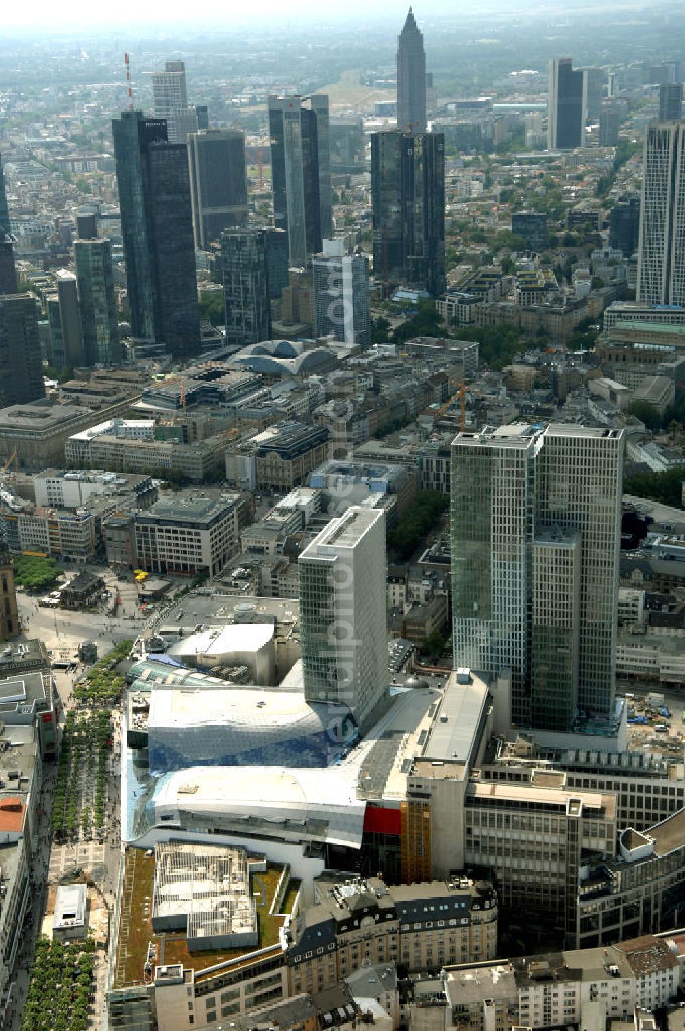 Aerial image Frankfurt am Main - Fast fertiges Groß-Bauprojekt PalaisQuartier. Das Bauprojekt war zunächst als „Zeil-Projekt“ bekannt, danach lange Zeit als „Frankfurt Hoch Vier“ bevor mit „Palais Quartier“ der endgültige Name präsentiert wurde. Auf einer Grundstücksfläche von 17.400 qm enstehen zwei Hochhäuser ein Einkaufszentrum und ein Hotel, das nach historischem Vorbild wiedererrichtete Thurn und Taxis Palais (Schloss). Das als „Post-Areal“ bekannte Grundstück war im Februar 2002 von der Deutschen Telekom für 230 Millionen Euro an den niederländischen Investor MAB verkauft worden. Im gleichen Jahr ging das Architekturbüro KSP Engel und Zimmermann Architekten als Sieger aus dem städtebaulichen Wettbewerb für das Bauvorhaben hervor. ARGE PalaisQuartier: Dreßler Bau GmbH, Müllerstraße 26, 63741 Aschaffenburg, Tel. 06021 403 0, Fax 06021 403 216, E-Mail: ab-hv@dressler-bau.de; BAM Deutschland AG, Mönchhaldenstraße 26, 70191 Stuttgart, Tel. 0711 250 07 0, Fax 0711 250 07 150, E-Mail: Info@bam-deutschland.de; Ed. Züblin AG Albstadtweg 3, 70567 Stuttgart, Tel. 0711 7883 0, Fax 0711 7883 390, E-Mail: info@zueblin.de