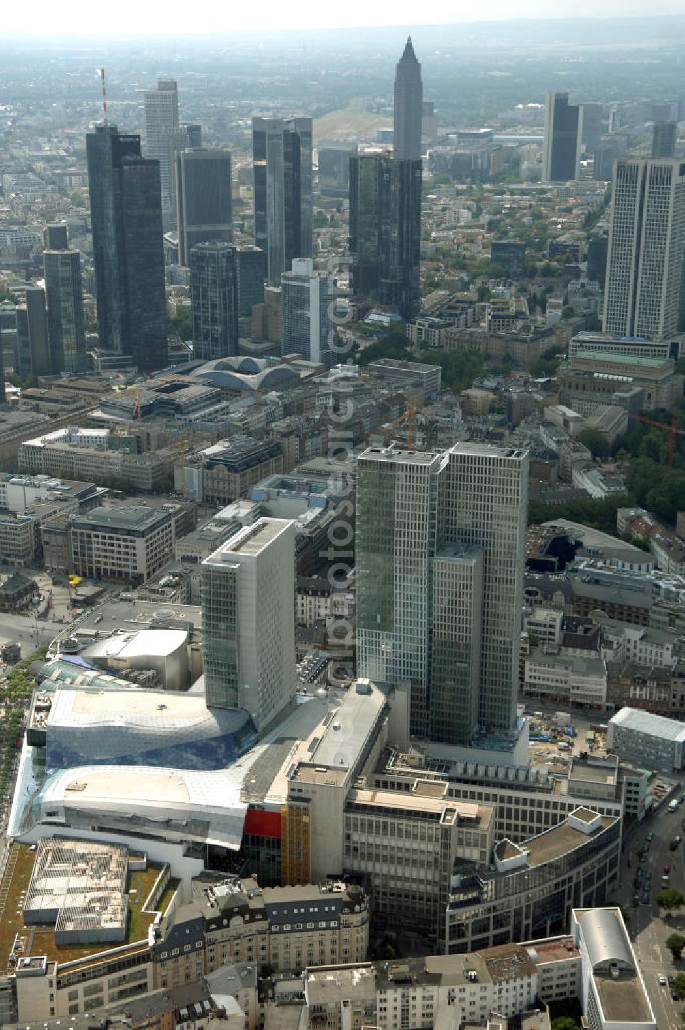 Aerial photograph Frankfurt am Main - Fast fertiges Groß-Bauprojekt PalaisQuartier. Das Bauprojekt war zunächst als „Zeil-Projekt“ bekannt, danach lange Zeit als „Frankfurt Hoch Vier“ bevor mit „Palais Quartier“ der endgültige Name präsentiert wurde. Auf einer Grundstücksfläche von 17.400 qm enstehen zwei Hochhäuser ein Einkaufszentrum und ein Hotel, das nach historischem Vorbild wiedererrichtete Thurn und Taxis Palais (Schloss). Das als „Post-Areal“ bekannte Grundstück war im Februar 2002 von der Deutschen Telekom für 230 Millionen Euro an den niederländischen Investor MAB verkauft worden. Im gleichen Jahr ging das Architekturbüro KSP Engel und Zimmermann Architekten als Sieger aus dem städtebaulichen Wettbewerb für das Bauvorhaben hervor. ARGE PalaisQuartier: Dreßler Bau GmbH, Müllerstraße 26, 63741 Aschaffenburg, Tel. 06021 403 0, Fax 06021 403 216, E-Mail: ab-hv@dressler-bau.de; BAM Deutschland AG, Mönchhaldenstraße 26, 70191 Stuttgart, Tel. 0711 250 07 0, Fax 0711 250 07 150, E-Mail: Info@bam-deutschland.de; Ed. Züblin AG Albstadtweg 3, 70567 Stuttgart, Tel. 0711 7883 0, Fax 0711 7883 390, E-Mail: info@zueblin.de