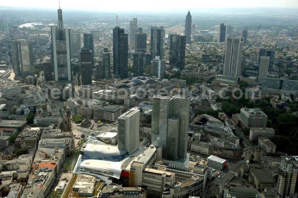 Frankfurt am Main from above - Fast fertiges Groß-Bauprojekt PalaisQuartier. Das Bauprojekt war zunächst als „Zeil-Projekt“ bekannt, danach lange Zeit als „Frankfurt Hoch Vier“ bevor mit „Palais Quartier“ der endgültige Name präsentiert wurde. Auf einer Grundstücksfläche von 17.400 qm enstehen zwei Hochhäuser ein Einkaufszentrum und ein Hotel, das nach historischem Vorbild wiedererrichtete Thurn und Taxis Palais (Schloss). Das als „Post-Areal“ bekannte Grundstück war im Februar 2002 von der Deutschen Telekom für 230 Millionen Euro an den niederländischen Investor MAB verkauft worden. Im gleichen Jahr ging das Architekturbüro KSP Engel und Zimmermann Architekten als Sieger aus dem städtebaulichen Wettbewerb für das Bauvorhaben hervor. ARGE PalaisQuartier: Dreßler Bau GmbH, Müllerstraße 26, 63741 Aschaffenburg, Tel. 06021 403 0, Fax 06021 403 216, E-Mail: ab-hv@dressler-bau.de; BAM Deutschland AG, Mönchhaldenstraße 26, 70191 Stuttgart, Tel. 0711 250 07 0, Fax 0711 250 07 150, E-Mail: Info@bam-deutschland.de; Ed. Züblin AG Albstadtweg 3, 70567 Stuttgart, Tel. 0711 7883 0, Fax 0711 7883 390, E-Mail: info@zueblin.de