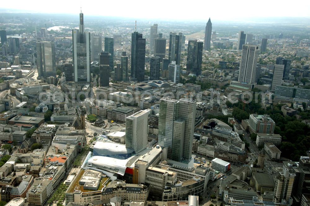 Frankfurt am Main from the bird's eye view: Fast fertiges Groß-Bauprojekt PalaisQuartier. Das Bauprojekt war zunächst als „Zeil-Projekt“ bekannt, danach lange Zeit als „Frankfurt Hoch Vier“ bevor mit „Palais Quartier“ der endgültige Name präsentiert wurde. Auf einer Grundstücksfläche von 17.400 qm enstehen zwei Hochhäuser ein Einkaufszentrum und ein Hotel, das nach historischem Vorbild wiedererrichtete Thurn und Taxis Palais (Schloss). Das als „Post-Areal“ bekannte Grundstück war im Februar 2002 von der Deutschen Telekom für 230 Millionen Euro an den niederländischen Investor MAB verkauft worden. Im gleichen Jahr ging das Architekturbüro KSP Engel und Zimmermann Architekten als Sieger aus dem städtebaulichen Wettbewerb für das Bauvorhaben hervor. ARGE PalaisQuartier: Dreßler Bau GmbH, Müllerstraße 26, 63741 Aschaffenburg, Tel. 06021 403 0, Fax 06021 403 216, E-Mail: ab-hv@dressler-bau.de; BAM Deutschland AG, Mönchhaldenstraße 26, 70191 Stuttgart, Tel. 0711 250 07 0, Fax 0711 250 07 150, E-Mail: Info@bam-deutschland.de; Ed. Züblin AG Albstadtweg 3, 70567 Stuttgart, Tel. 0711 7883 0, Fax 0711 7883 390, E-Mail: info@zueblin.de