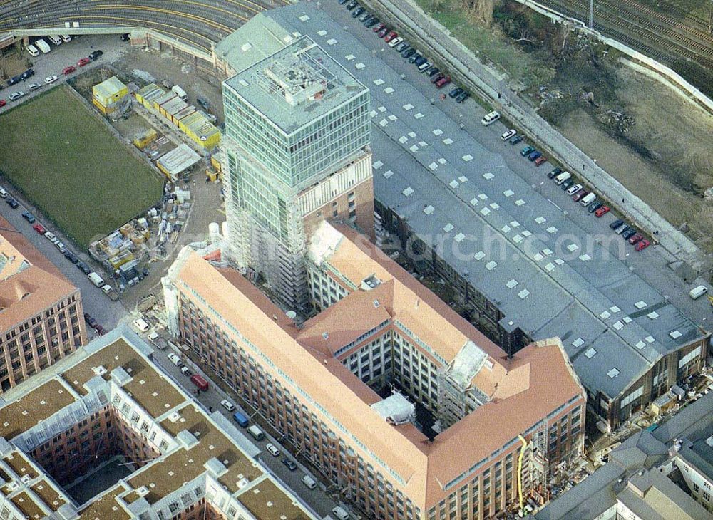 Aerial photograph Berlin - Friedrichshain - Fast fertiges Um- und Neubauprojekt Oberbaumcity der HVB-Projekt in Berlin - Friedrichshain - (ehem. NARVA-Gelände)..