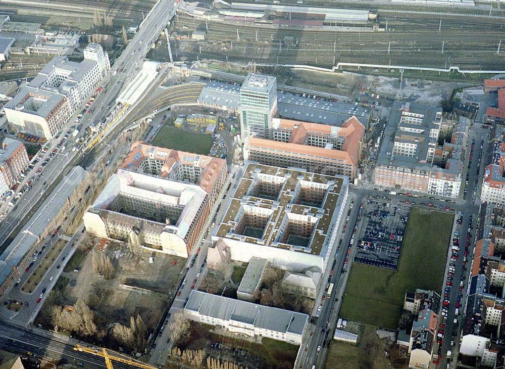 Berlin - Friedrichshain from above - Fast fertiges Um- und Neubauprojekt Oberbaumcity der HVB-Projekt in Berlin - Friedrichshain - (ehem. NARVA-Gelände)..