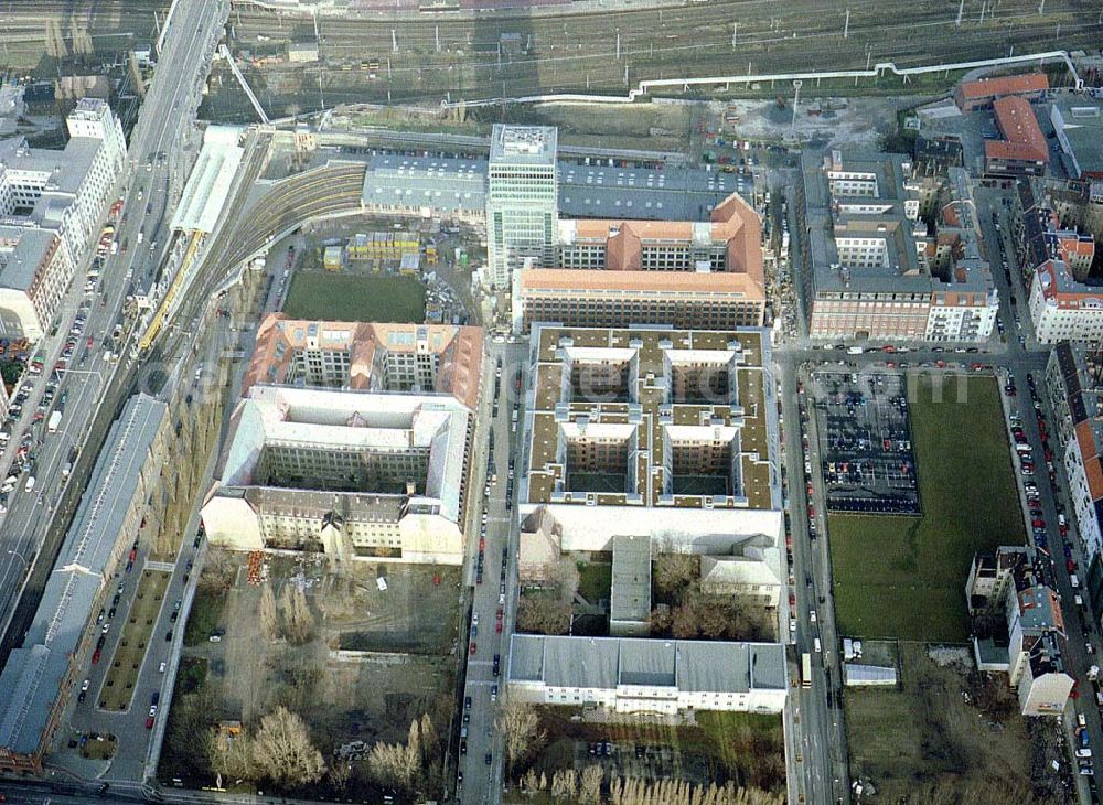 Berlin - Friedrichshain from the bird's eye view: Fast fertiges Um- und Neubauprojekt Oberbaumcity der HVB-Projekt in Berlin - Friedrichshain - (ehem. NARVA-Gelände)..