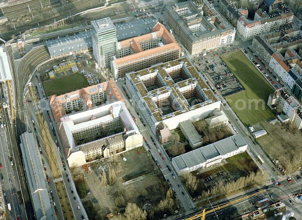 Aerial image Berlin - Friedrichshain - Fast fertiges Um- und Neubauprojekt Oberbaumcity der HVB-Projekt in Berlin - Friedrichshain - (ehem. NARVA-Gelände)..