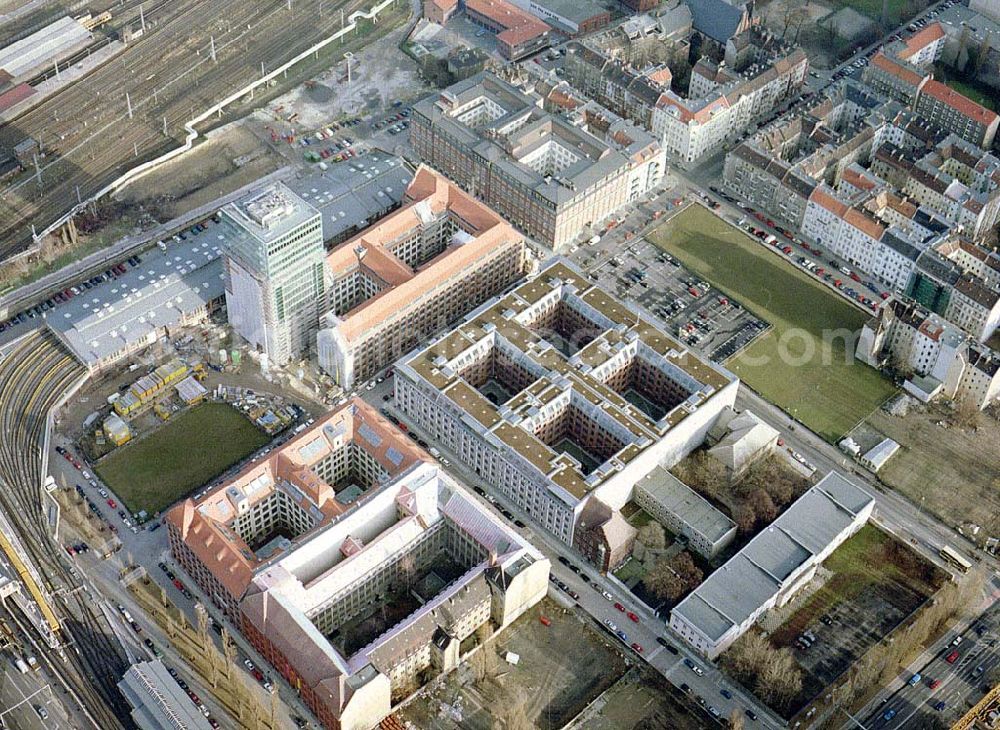 Aerial photograph Berlin - Friedrichshain - Fast fertiges Um- und Neubauprojekt Oberbaumcity der HVB-Projekt in Berlin - Friedrichshain - (ehem. NARVA-Gelände)..