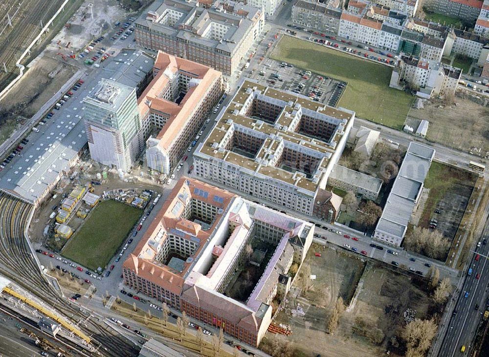 Berlin - Friedrichshain from above - Fast fertiges Um- und Neubauprojekt Oberbaumcity der HVB-Projekt in Berlin - Friedrichshain - (ehem. NARVA-Gelände)..