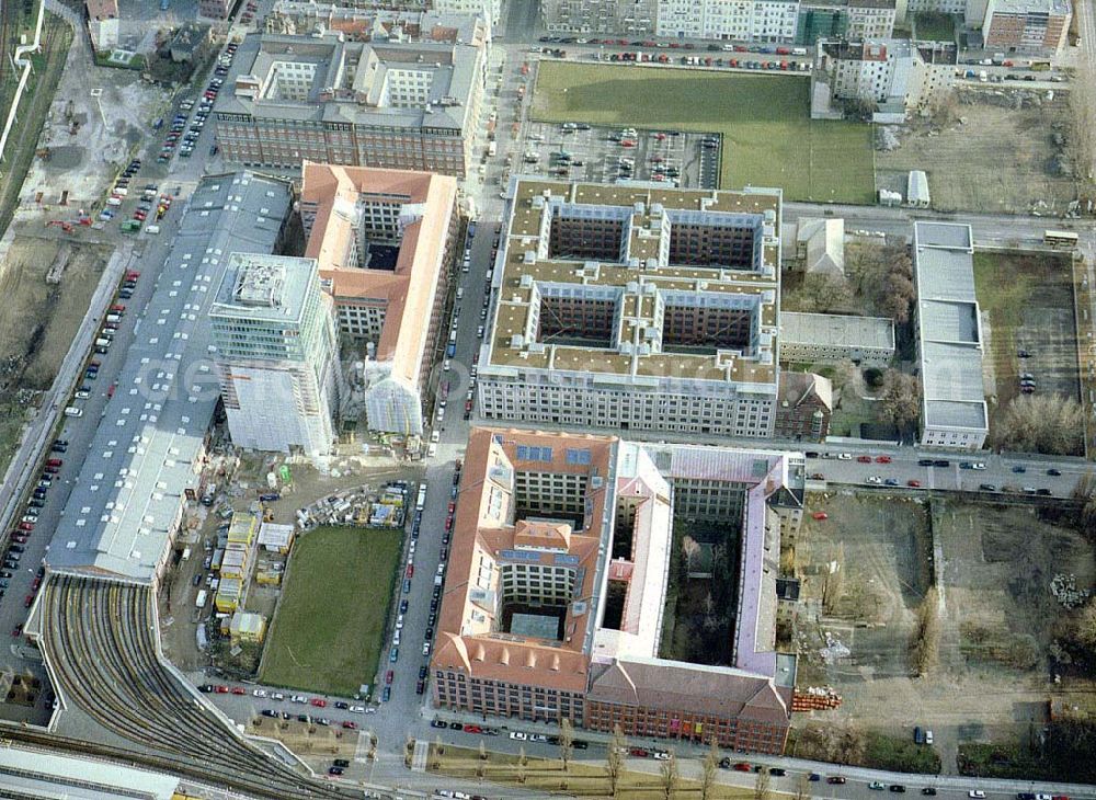 Berlin - Friedrichshain from the bird's eye view: Fast fertiges Um- und Neubauprojekt Oberbaumcity der HVB-Projekt in Berlin - Friedrichshain - (ehem. NARVA-Gelände)..