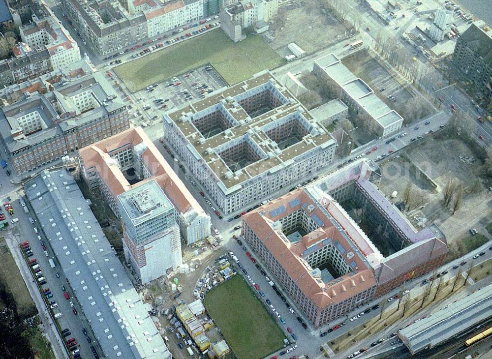 Aerial image Berlin - Friedrichshain - Fast fertiges Um- und Neubauprojekt Oberbaumcity der HVB-Projekt in Berlin - Friedrichshain - (ehem. NARVA-Gelände)..