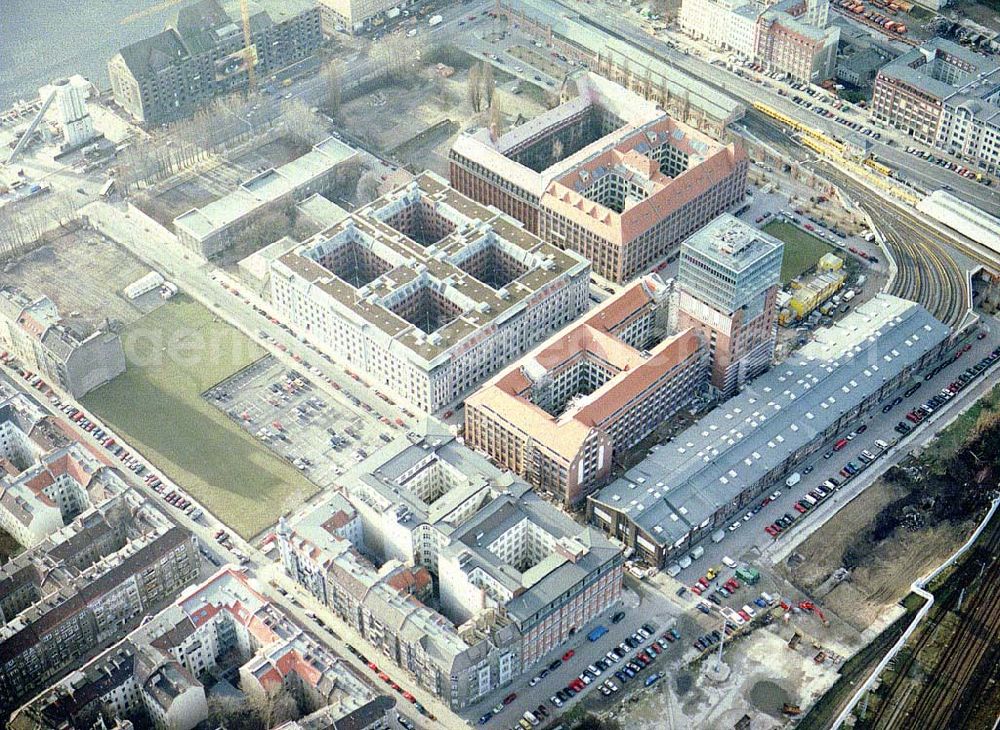 Aerial photograph Berlin - Friedrichshain - Fast fertiges Um- und Neubauprojekt Oberbaumcity der HVB-Projekt in Berlin - Friedrichshain - (ehem. NARVA-Gelände)..