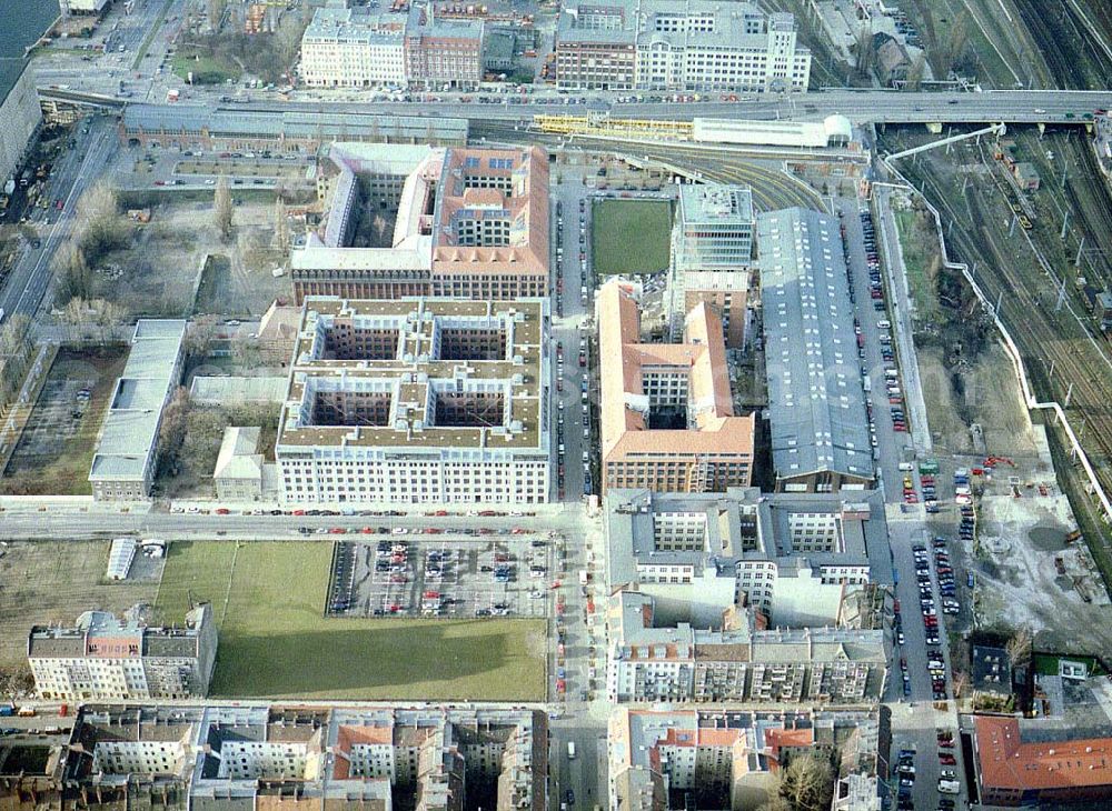 Berlin - Friedrichshain from above - Fast fertiges Um- und Neubauprojekt Oberbaumcity der HVB-Projekt in Berlin - Friedrichshain - (ehem. NARVA-Gelände)..