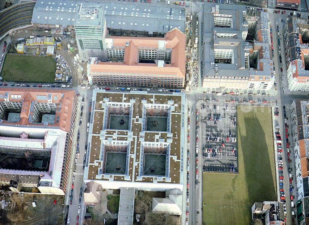 Aerial image Berlin - Friedrichshain - Fast fertiges Um- und Neubauprojekt Oberbaumcity der HVB-Projekt in Berlin - Friedrichshain - (ehem. NARVA-Gelände)..