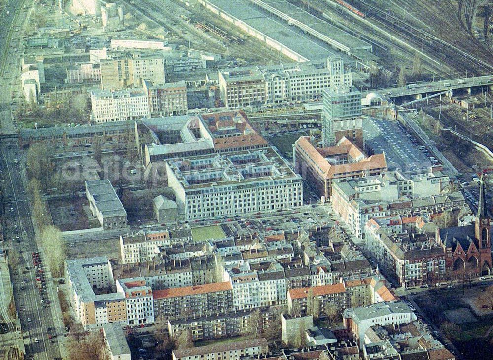 Aerial image Berlin - Friedrichshain - Fast fertiges Um- und Neubauprojekt Oberbaumcity der HVB-Projekt in Berlin - Friedrichshain - (ehem. NARVA-Gelände)..