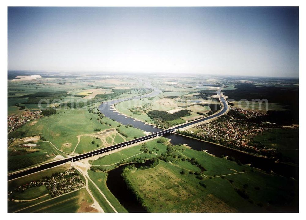 Aerial photograph Hohenwarthe / Sachsen - Anhalt - Fast fertiges Wasserstraßenkreuz Magdeburg am Bereich der gefluteten Trogbrücke zwischen dem Mittellandkanal und dem Elbe-Havel-Kanal über der Elbe bei Hohenwarthe nördlich von Magdeburg in Sachsen-Anhalt.