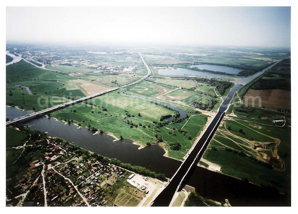 Hohenwarthe / Sachsen - Anhalt from above - Fast fertiges Wasserstraßenkreuz Magdeburg am Bereich der gefluteten Trogbrücke zwischen dem Mittellandkanal und dem Elbe-Havel-Kanal über der Elbe bei Hohenwarthe nördlich von Magdeburg in Sachsen-Anhalt.