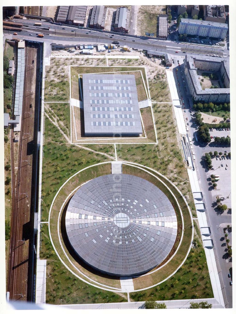 Berlin - Friedrichshain from above - Fast fertiggestellter Sport- und Freizeitkomplex der OSB-Sportstätten GmbH an der Landsberger Allee in Berlin - Friedrichshain.