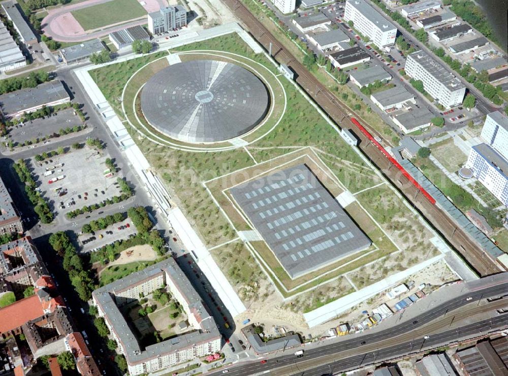 Berlin - Friedrichshain from above - Fast fertiggestellter Sport- und Freizeitkomplex der OSB-Sportstätten GmbH an der Landsberger Allee in Berlin - Friedrichshain.