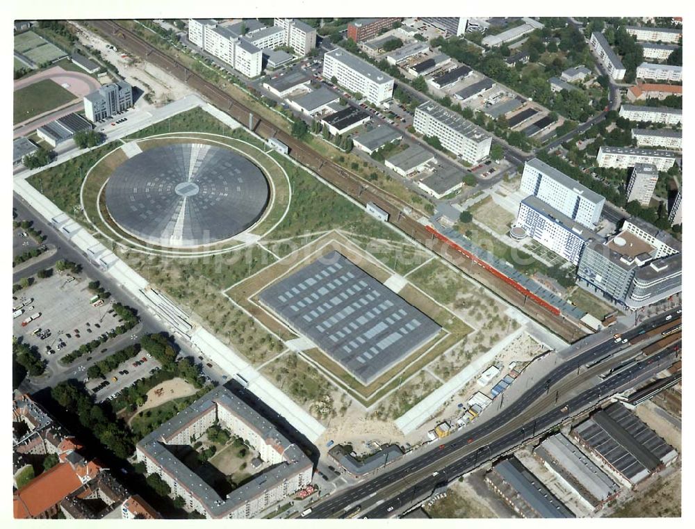 Berlin - Friedrichshain from above - Fast fertiggestellter Sport- und Freizeitkomplex der OSB-Sportstätten GmbH an der Landsberger Allee in Berlin - Friedrichshain.