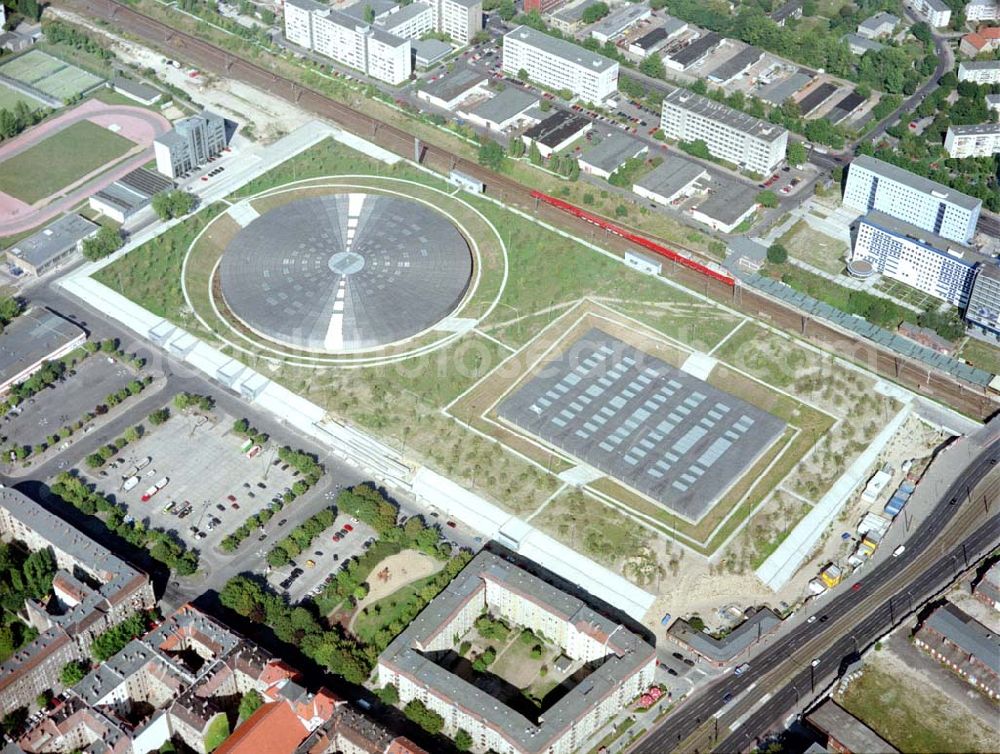 Berlin - Friedrichshain from the bird's eye view: Fast fertiggestellter Sport- und Freizeitkomplex der OSB-Sportstätten GmbH an der Landsberger Allee in Berlin - Friedrichshain.