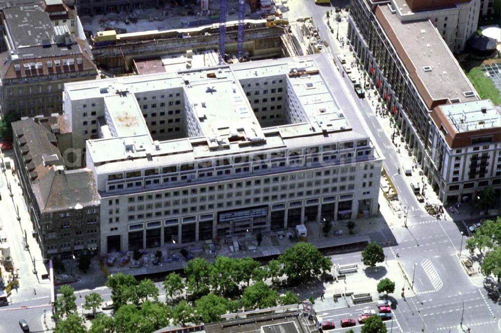 Berlin from above - Fast fertiggestelltes neues Lindencorso Unter den Linden in Berlin - Mitte.