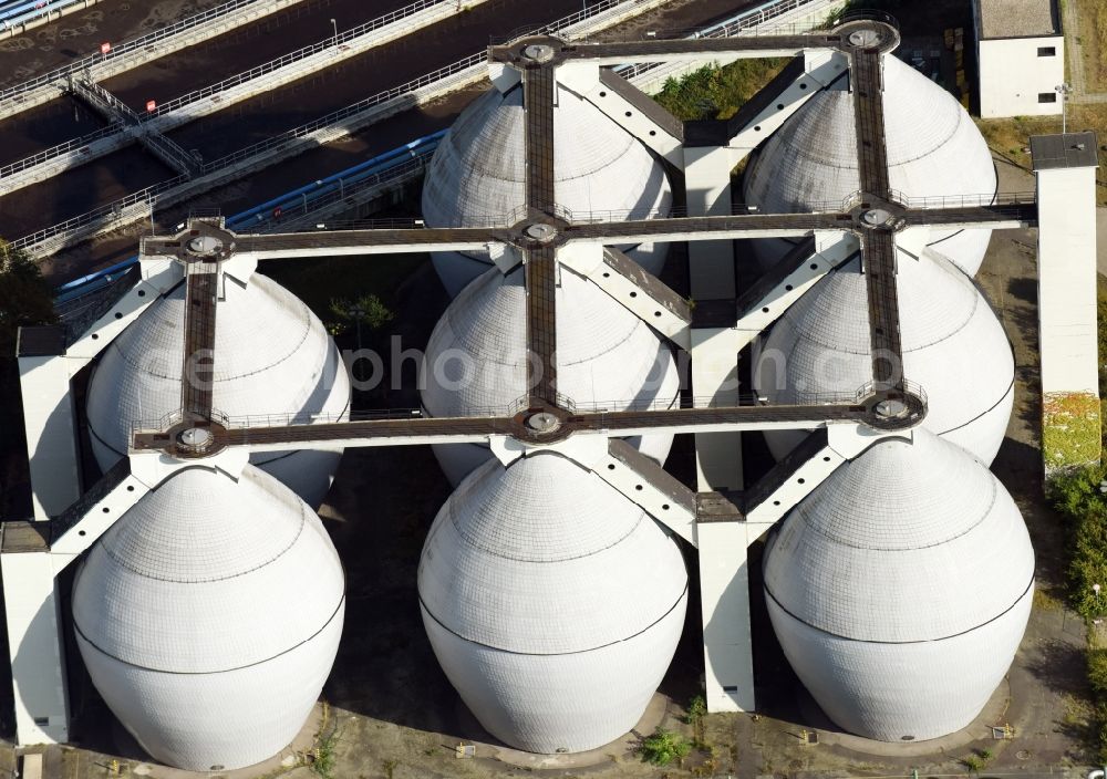 Aerial image Berlin - Fault towers at the sewage works Basin and purification steps for waste water treatment of Berliner Wasserbetriebe destrict Ruhleben in Berlin