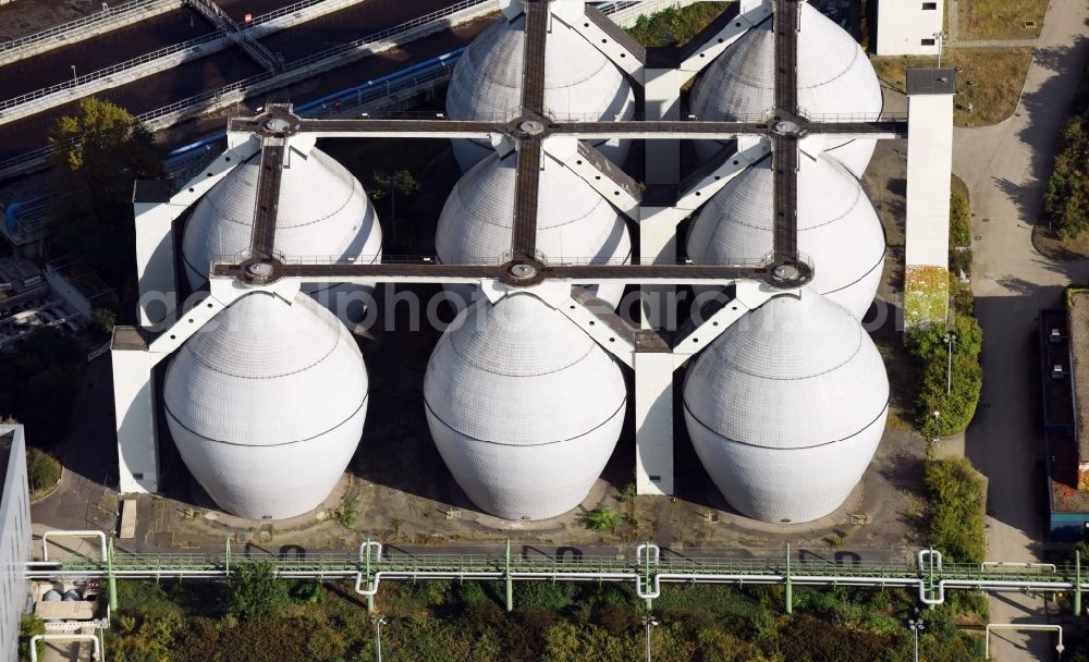 Aerial photograph Berlin - Fault towers at the sewage works Basin and purification steps for waste water treatment of Berliner Wasserbetriebe destrict Ruhleben in Berlin