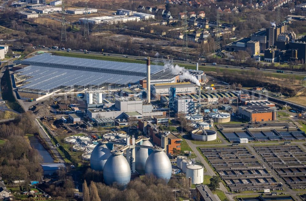 Bottrop from the bird's eye view: sewage works Basin and purification steps for waste water treatment in Bottrop in the state North Rhine-Westphalia, Germany