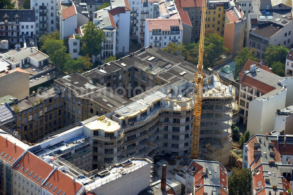 Berlin from above - Baustelle vom Umbau des ehemaligen Secura-Werk für Fein- und Elektromechanik in der Fehrbelliner Straße in Berlin-Mitte. Es entstehen etwa 150 Wohnungen. Fehrbelliner Lofts ist ein Projekt der Licon Unternehmensgruppe. Building site from the renovation of the Secura plant for fine and electromechanics. Fehrbelliner Lofts is a project from Licon consortium. There will be 150 new flats.