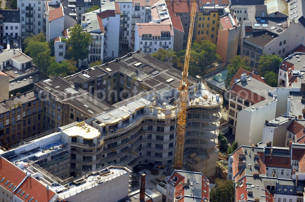 Berlin from the bird's eye view: Baustelle vom Umbau des ehemaligen Secura-Werk für Fein- und Elektromechanik in der Fehrbelliner Straße in Berlin-Mitte. Es entstehen etwa 150 Wohnungen. Fehrbelliner Lofts ist ein Projekt der Licon Unternehmensgruppe. Building site from the renovation of the Secura plant for fine and electromechanics. Fehrbelliner Lofts is a project from Licon consortium. There will be 150 new flats.