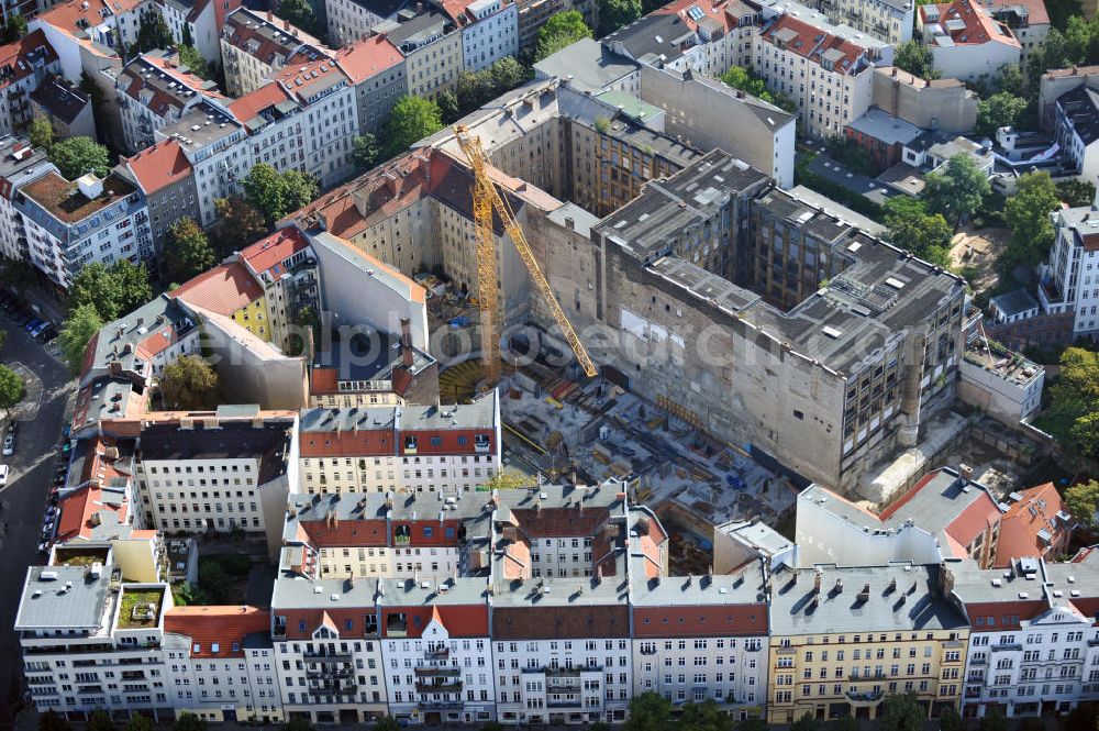 Aerial photograph Berlin - Baustelle vom Umbau des ehemaligen Secura-Werk für Fein- und Elektromechanik in der Fehrbelliner Straße 47-48, Berlin-Mitte. Es entstehen etwa 150 Wohnungen zwischen 31 - 297 qm. Ein Projekt der Licon Unternehmensgruppe. Building site from the renovation of the Secura plant for fine and electromechanics. About 150 dewellings between 31 - 297 square meter arise.