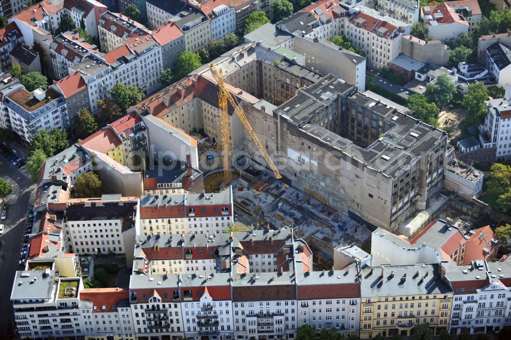 Berlin from above - Baustelle vom Umbau des ehemaligen Secura-Werk für Fein- und Elektromechanik in der Fehrbelliner Straße 47-48, Berlin-Mitte. Es entstehen etwa 150 Wohnungen zwischen 31 - 297 qm. Ein Projekt der Licon Unternehmensgruppe. Building site from the renovation of the Secura plant for fine and electromechanics. About 150 dewellings between 31 - 297 square meter arise.