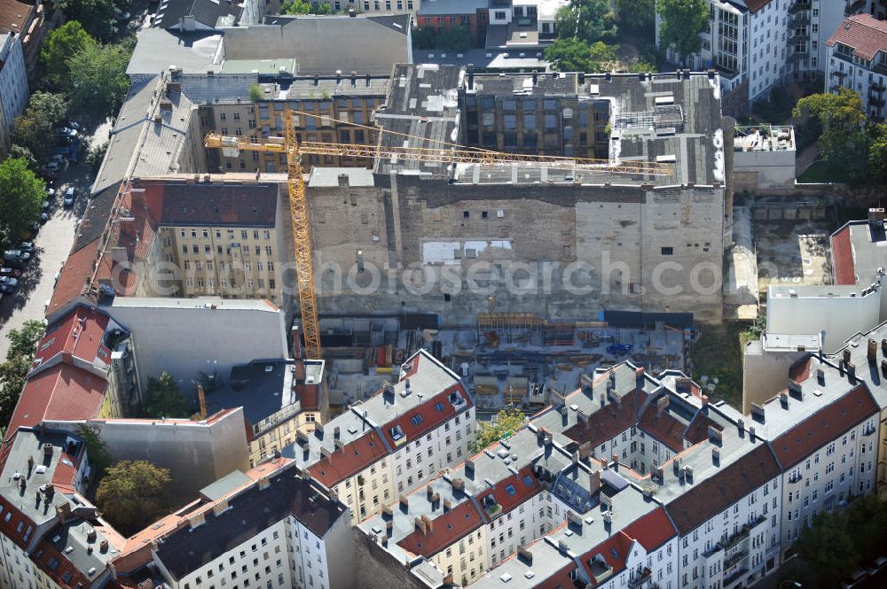 Berlin from the bird's eye view: Baustelle vom Umbau des ehemaligen Secura-Werk für Fein- und Elektromechanik in der Fehrbelliner Straße 47-48, Berlin-Mitte. Es entstehen etwa 150 Wohnungen zwischen 31 - 297 qm. Ein Projekt der Licon Unternehmensgruppe. Building site from the renovation of the Secura plant for fine and electromechanics. About 150 dewellings between 31 - 297 square meter arise.