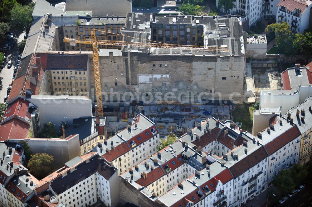 Aerial image Berlin - Baustelle vom Umbau des ehemaligen Secura-Werk für Fein- und Elektromechanik in der Fehrbelliner Straße 47-48, Berlin-Mitte. Es entstehen etwa 150 Wohnungen zwischen 31 - 297 qm. Ein Projekt der Licon Unternehmensgruppe. Building site from the renovation of the Secura plant for fine and electromechanics. About 150 dewellings between 31 - 297 square meter arise.