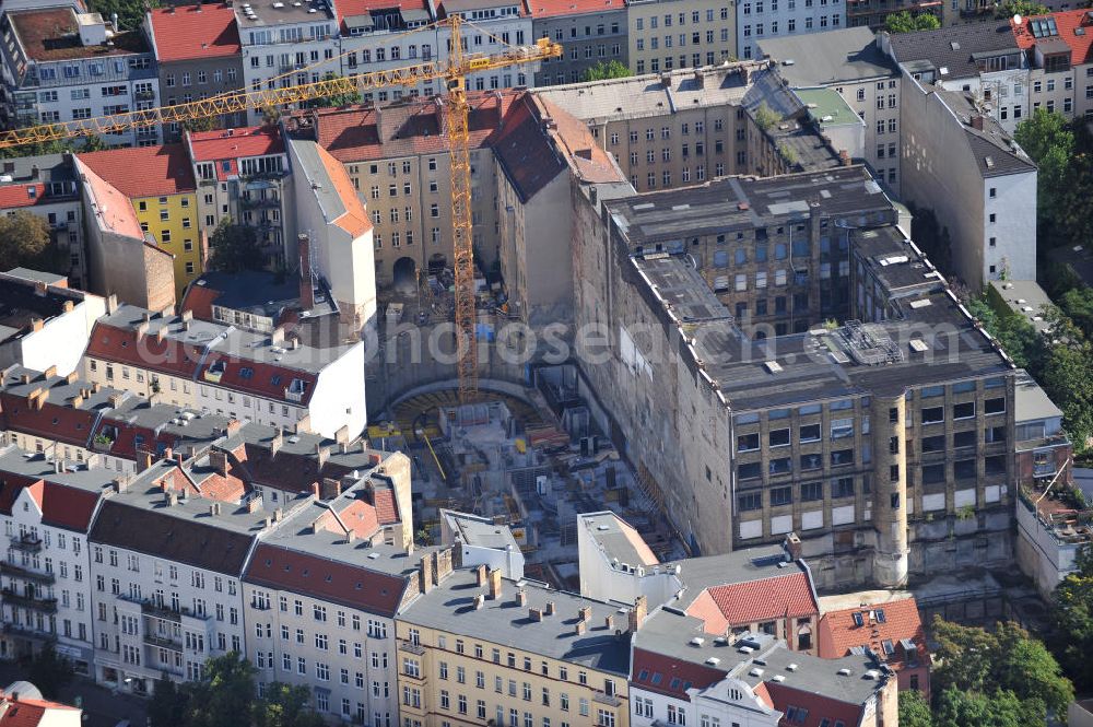 Berlin from above - Baustelle vom Umbau des ehemaligen Secura-Werk für Fein- und Elektromechanik in der Fehrbelliner Straße 47-48, Berlin-Mitte. Es entstehen etwa 150 Wohnungen zwischen 31 - 297 qm. Ein Projekt der Licon Unternehmensgruppe. Building site from the renovation of the Secura plant for fine and electromechanics. About 150 dewellings between 31 - 297 square meter arise.