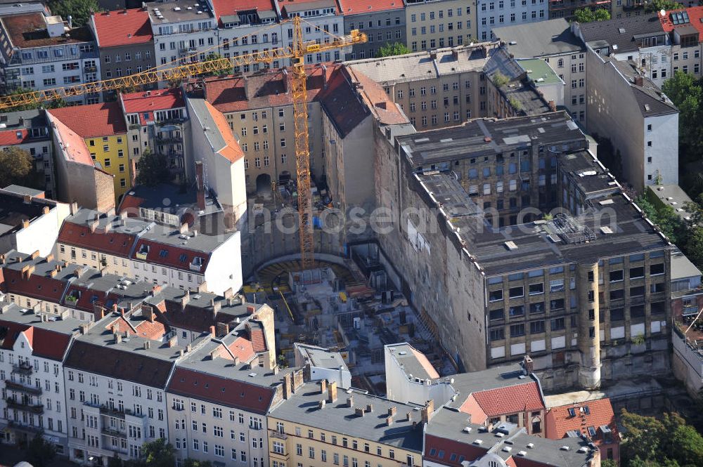 Berlin from the bird's eye view: Baustelle vom Umbau des ehemaligen Secura-Werk für Fein- und Elektromechanik in der Fehrbelliner Straße 47-48, Berlin-Mitte. Es entstehen etwa 150 Wohnungen zwischen 31 - 297 qm. Ein Projekt der Licon Unternehmensgruppe. Building site from the renovation of the Secura plant for fine and electromechanics. About 150 dewellings between 31 - 297 square meter arise.